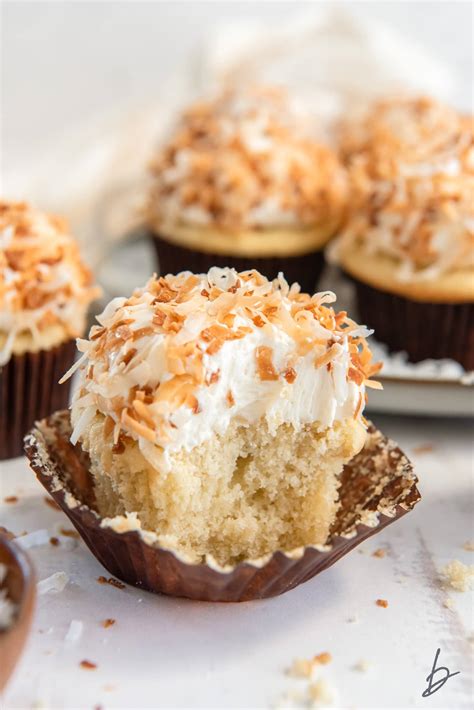 How many carbs are in banana cupcakes with chocolate frosting and toasted coconut - calories, carbs, nutrition