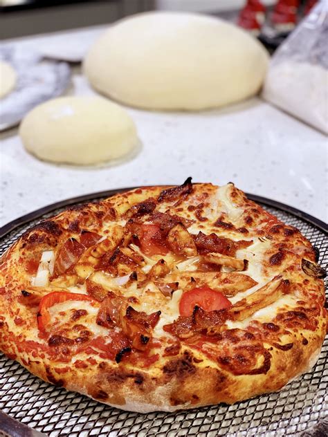 How many carbs are in bbq chicken and bacon pizza - calories, carbs, nutrition