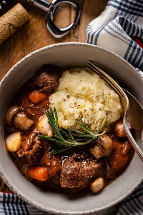 How many carbs are in beef bourguignon served with savoy cabbage and creamed potatoes - calories, carbs, nutrition