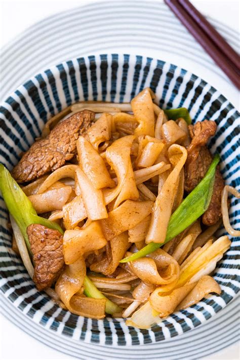 How many carbs are in beef chow fun with fettuccine - calories, carbs, nutrition