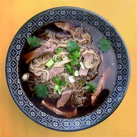 How many carbs are in beef pho noodle bowl - calories, carbs, nutrition