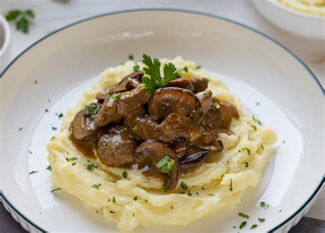 How many carbs are in beef stroganoff over mashed red potatoes - calories, carbs, nutrition