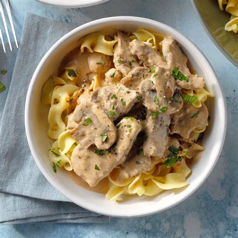 How many carbs are in beef top round stroganoff & egg noodles - calories, carbs, nutrition