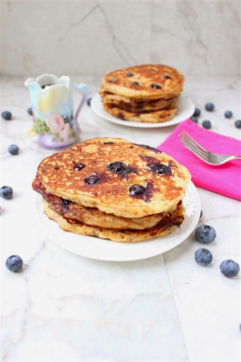 How many carbs are in berry yogurt multigrain pancakes - calories, carbs, nutrition