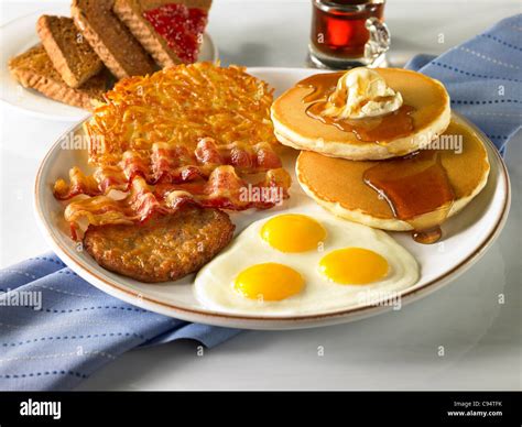 How many carbs are in big breakfast(eggs, sausage, bacon, hashbrowns) - calories, carbs, nutrition