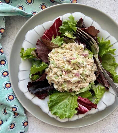 How many carbs are in bistro tuna salad 'n cheddar bagel with macaroni salad - calories, carbs, nutrition