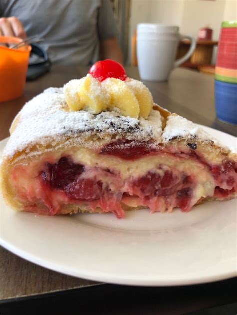 How many carbs are in black forest strudel - calories, carbs, nutrition