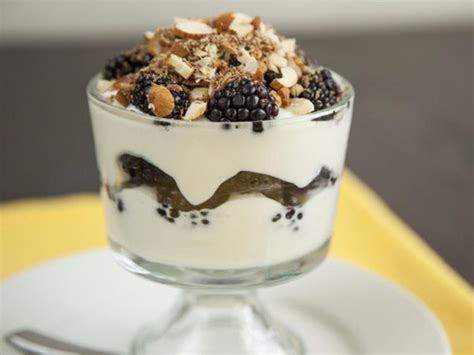 How many carbs are in blackberry-yogurt parfait - calories, carbs, nutrition