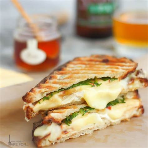 How many carbs are in blue cheese, chicken and apple panini - calories, carbs, nutrition