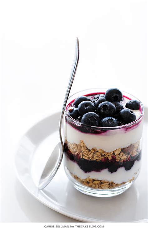 How many carbs are in blueberry and granola parfait - calories, carbs, nutrition