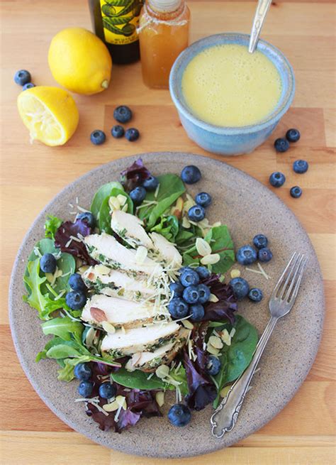 How many carbs are in blueberry chicken salad with almonds - calories, carbs, nutrition