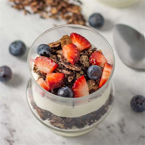 How many carbs are in blueberry granola parfait 68oz - calories, carbs, nutrition