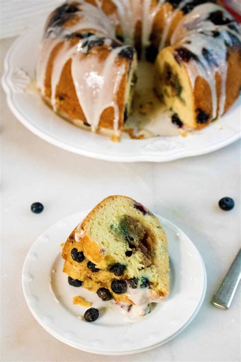 How many carbs are in blueberry sour cream coffee cake - calories, carbs, nutrition