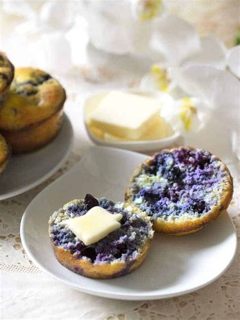 How many carbs are in blueberry sour cream muffin - calories, carbs, nutrition