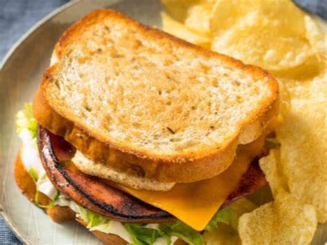 How many carbs are in bologna and cheese wedge - calories, carbs, nutrition