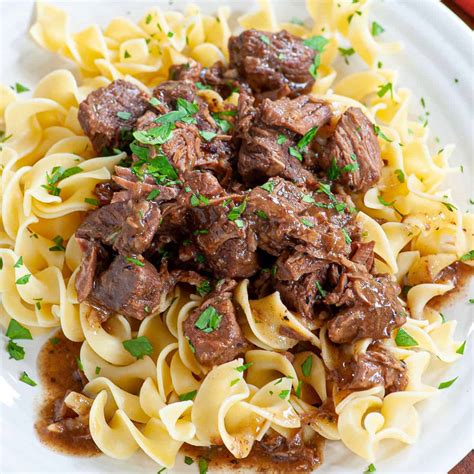 How many carbs are in braised beef tips and noodles - calories, carbs, nutrition