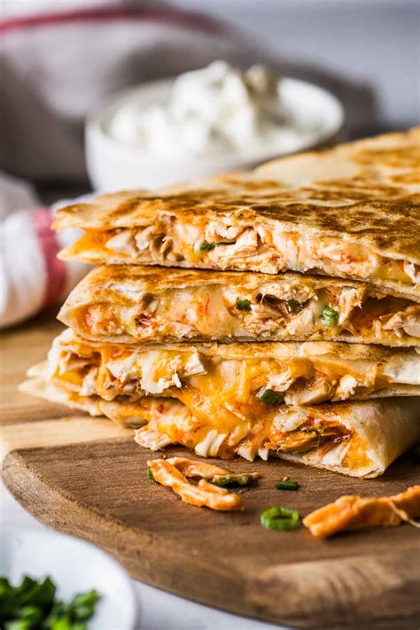 How many carbs are in buffalo chicken quesadilla with sour cream and salsa - calories, carbs, nutrition