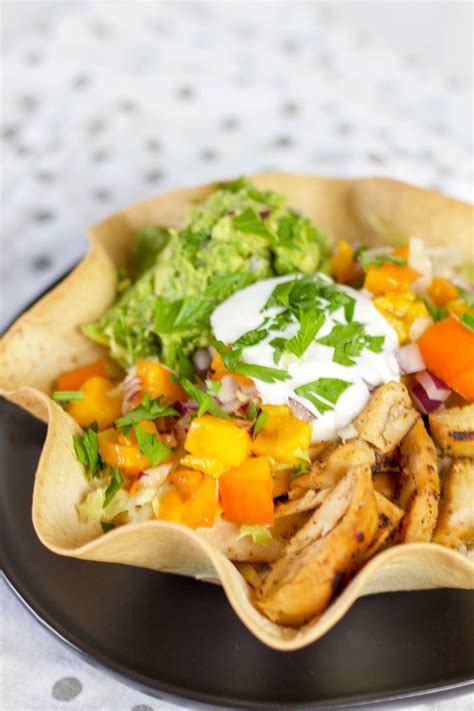 How many carbs are in buffalo chicken taco salad bowl - calories, carbs, nutrition