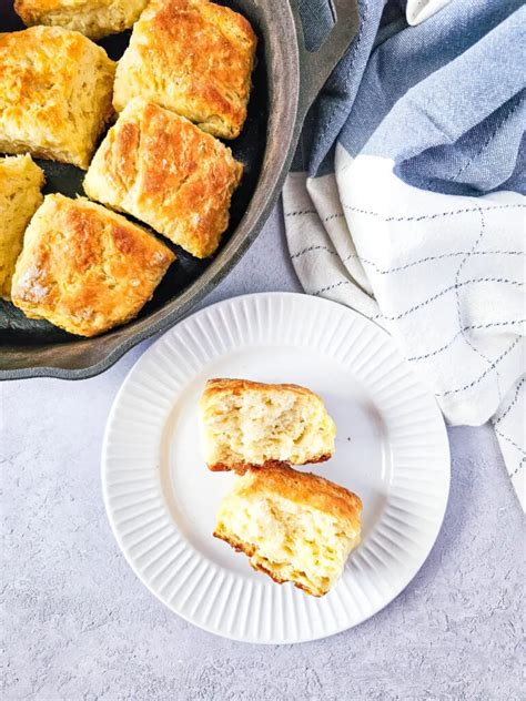 How many carbs are in buttermilk pan biscuits - calories, carbs, nutrition