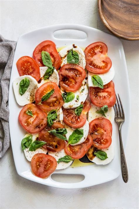 How many carbs are in caprese salad plate - calories, carbs, nutrition