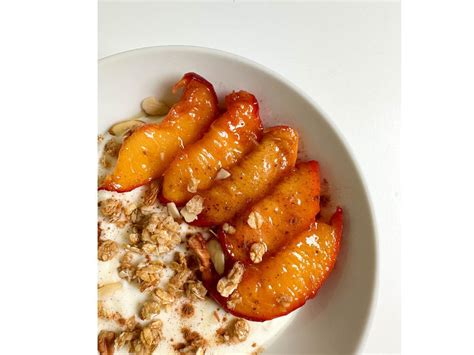 How many carbs are in caramelized peach yogurt parfait - calories, carbs, nutrition