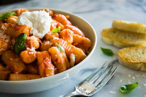 How many carbs are in cavatelli with marinara sauce & zucchini - calories, carbs, nutrition