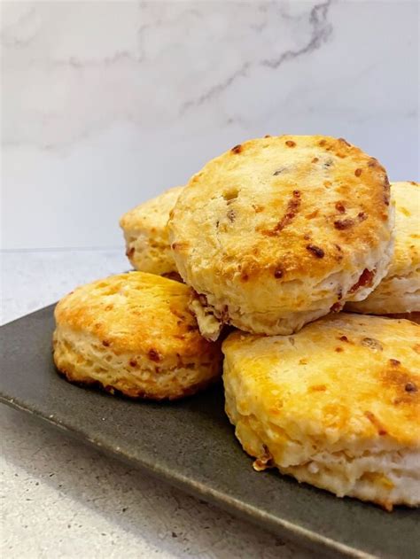 How many carbs are in cheddar buttermilk biscuit - calories, carbs, nutrition