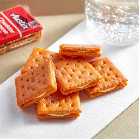 How many carbs are in cheese and cheddar sandwich crackers - calories, carbs, nutrition