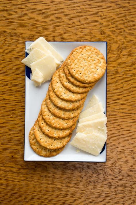 How many carbs are in cheese and cracker plate - calories, carbs, nutrition