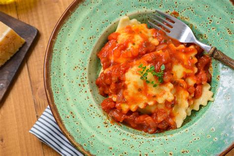 How many carbs are in cheese ravioli, with sauce - calories, carbs, nutrition