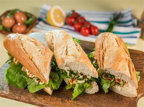 How many carbs are in cheese salad brown baguette - calories, carbs, nutrition