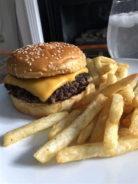 How many carbs are in cheeseburger 4 oz pickle chips basket with fries - calories, carbs, nutrition