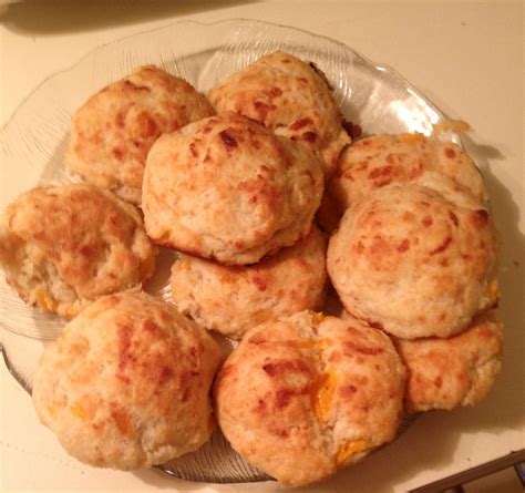 How many carbs are in cheesy biscuit croutons - calories, carbs, nutrition