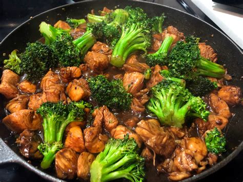 How many carbs are in chicken and broccoli in mushroom sauce with ginger rice in a bowl - calories, carbs, nutrition