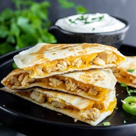 How many carbs are in chicken and cheese quesadilla - calories, carbs, nutrition