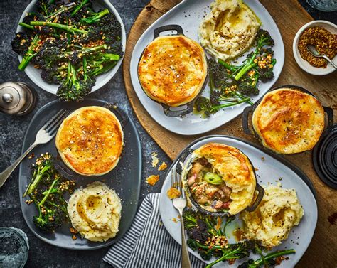 How many carbs are in chicken and mushroom crumble with mustard mash and broccoli - calories, carbs, nutrition