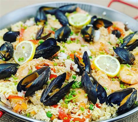 How many carbs are in chicken and seafood paella (4005.0) - calories, carbs, nutrition