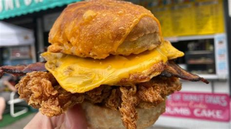 How many carbs are in chicken biscuit breakfast sandwich - calories, carbs, nutrition