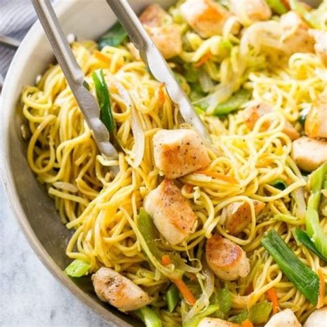 How many carbs are in chicken chow mein (81422.3) - calories, carbs, nutrition