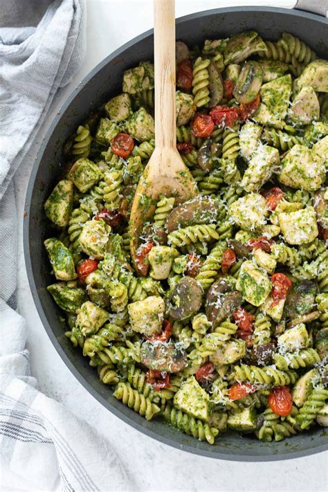How many carbs are in chicken pesto pasta - calories, carbs, nutrition