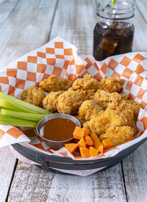 How many carbs are in chicken wings boneless 5 ea basket with fries slaw & sauce - calories, carbs, nutrition