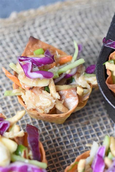 How many carbs are in chinese chicken salad with wonton chips - calories, carbs, nutrition