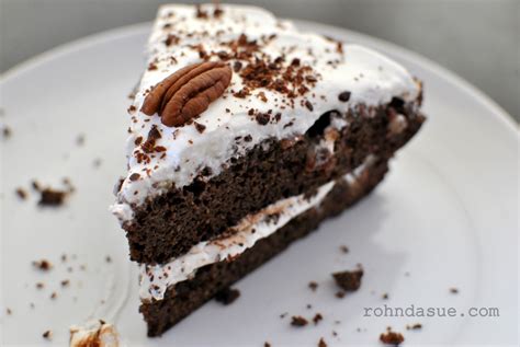 How many carbs are in chocolate cake with praline topping - calories, carbs, nutrition