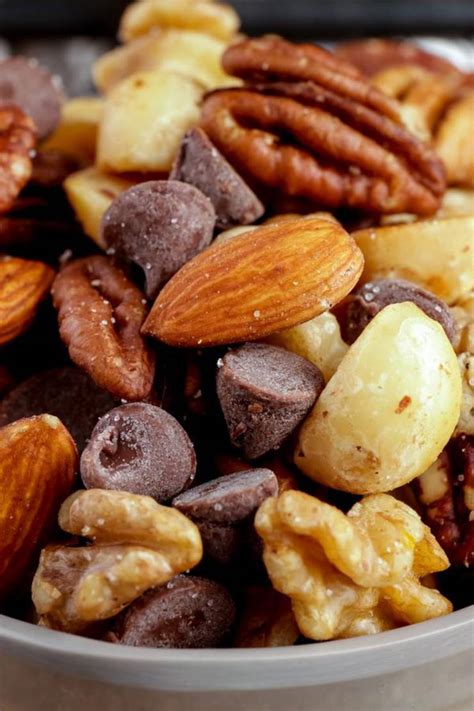 How many carbs are in chocolate chip trail mix - calories, carbs, nutrition