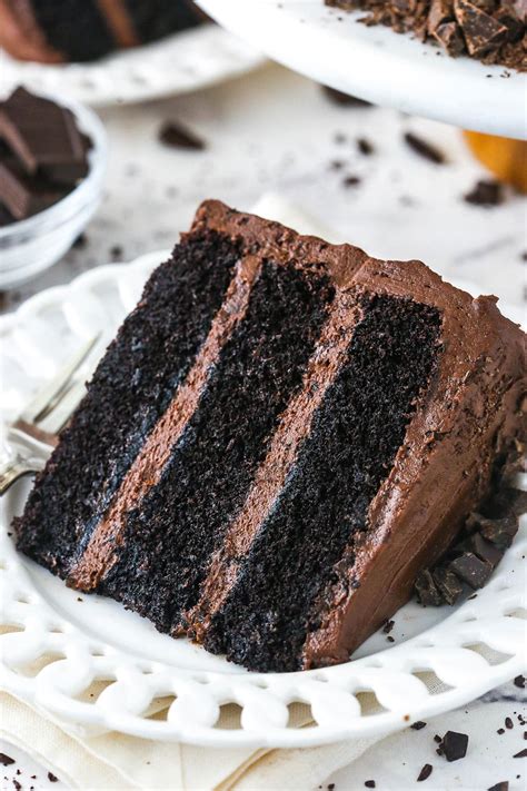 How many carbs are in chocolate filled devil's food cake - calories, carbs, nutrition