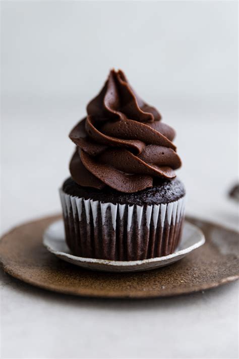 How many carbs are in chocolate fudge frosting - calories, carbs, nutrition