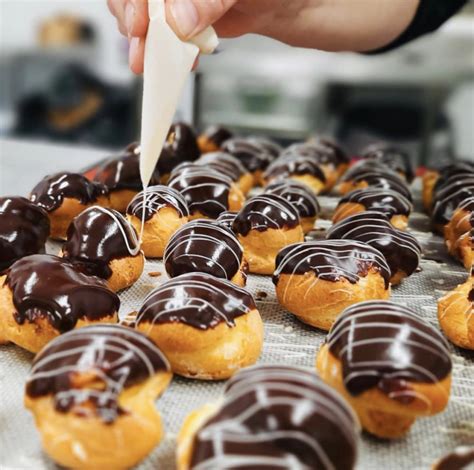 How many carbs are in chocolate profiteroles - calories, carbs, nutrition