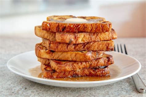 How many carbs are in cinnamon raisin bread french toast - calories, carbs, nutrition