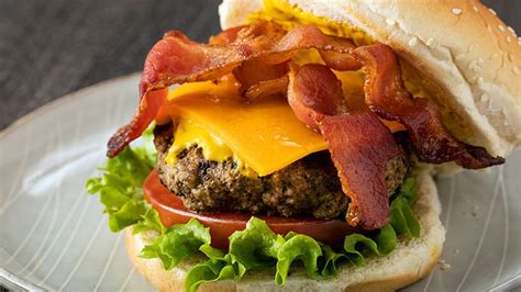 How many carbs are in classic bacon cheeseburger 4 oz - calories, carbs, nutrition