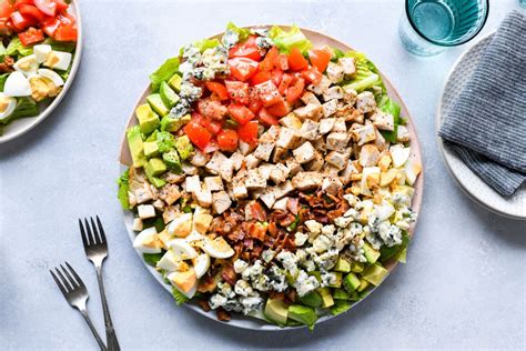 How many carbs are in classic cobb salad - calories, carbs, nutrition